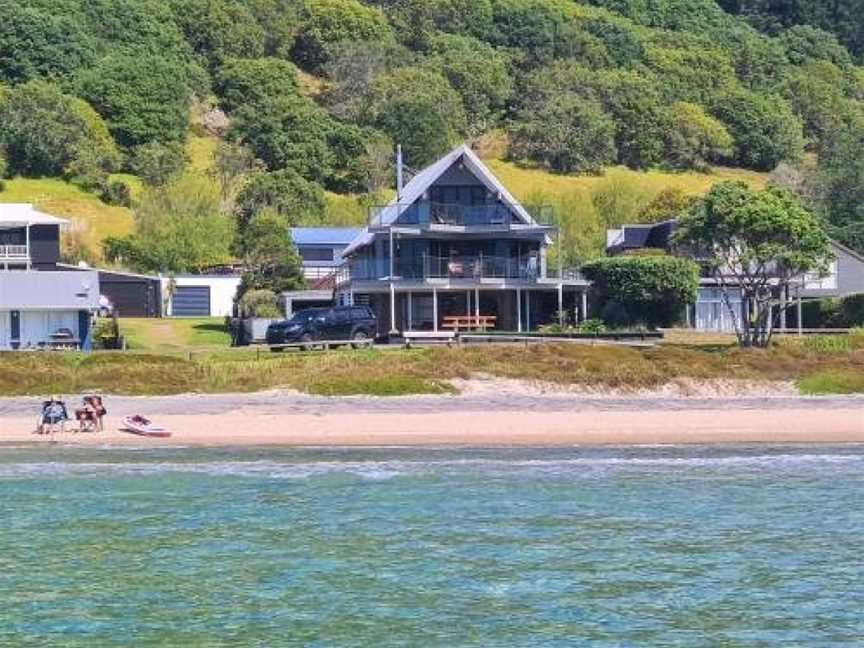 Beachfront Beauty - Opito Bay Holiday Home, Kuaotunu West, New Zealand