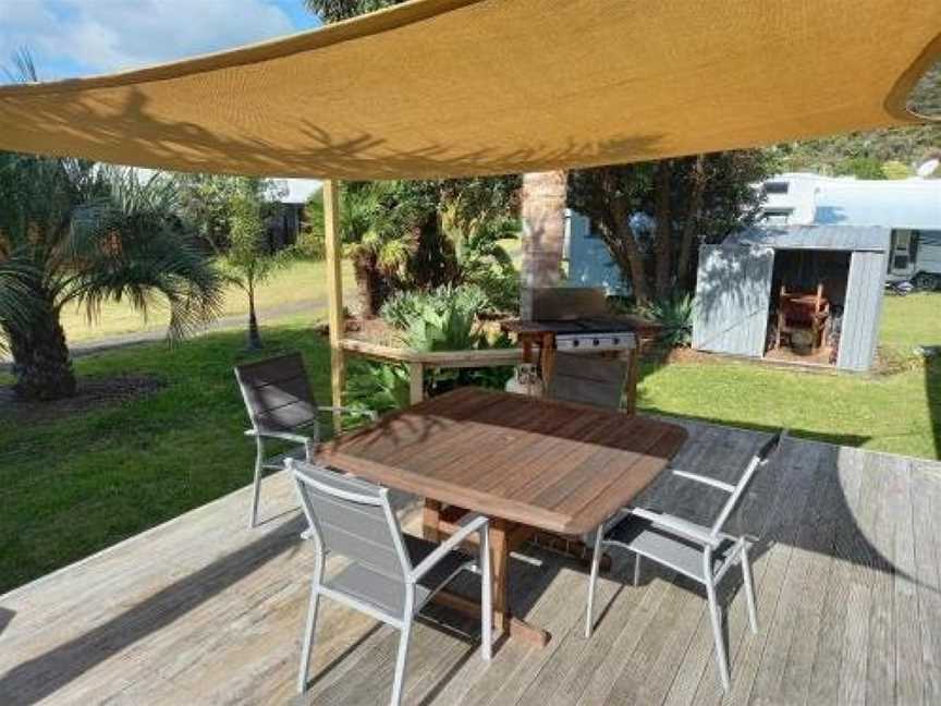 Palm Retreat - Matarangi Holiday Home, Matarangi, New Zealand