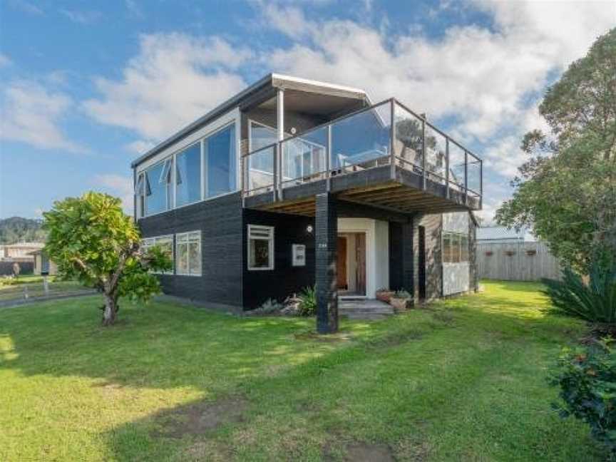 By The Beach - Whangamata Holiday Home, Whangamata, New Zealand