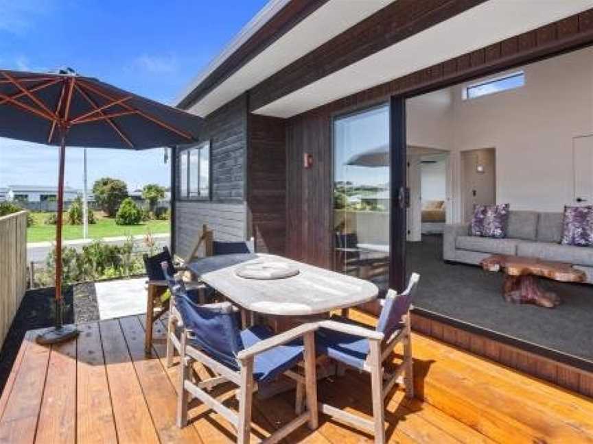 Ocean Bliss Bach - Waihi Beach Holiday Home, Waihi Beach, New Zealand