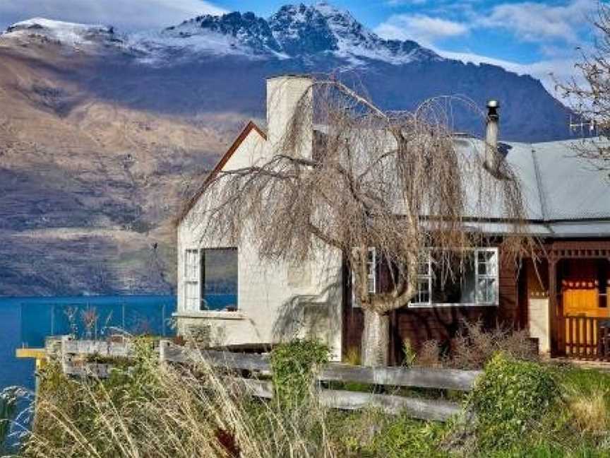 Remarkable on Thorn - family home with stunning lake and mountain views, Argyle Hill, New Zealand