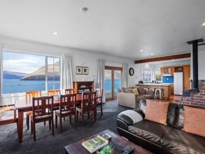 Remarkable on Thorn - family home with stunning lake and mountain views, Argyle Hill, New Zealand