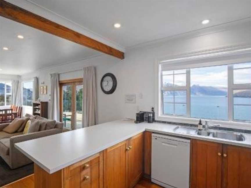 Remarkable on Thorn - family home with stunning lake and mountain views, Argyle Hill, New Zealand