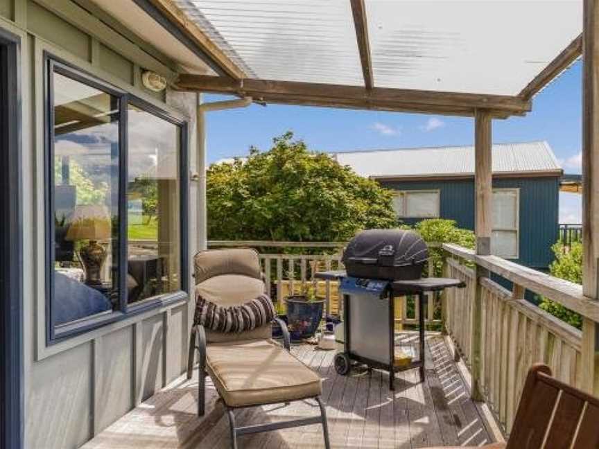 The Gardener's Beach House - Onemana Holiday Home, Opoutere, New Zealand