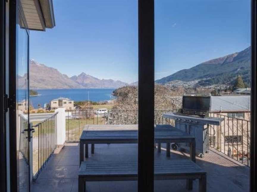 Lake and Mountain Ridge - Queenstown Apartment, Argyle Hill, New Zealand