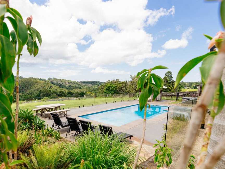 Cromwell Farm House is set in the Byron Bay hinterland with sweeping views of the valley, with an outdoor pool and hot tub.