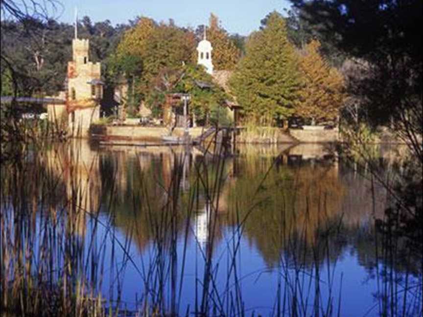 Lake Josephine Galleries, Tourist attractions in Gidgegannup