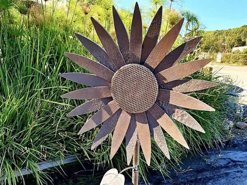 Large sunflower sculpture by Ron Edwards, made from recycled steel