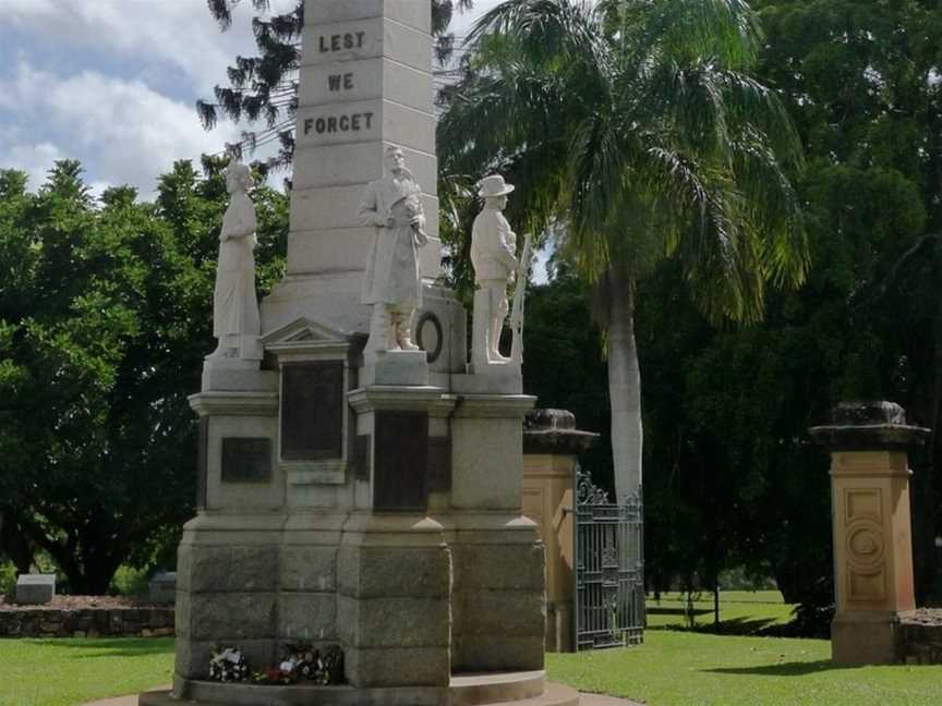 Maryborough War Memorial, Tourist attractions in Maryborough