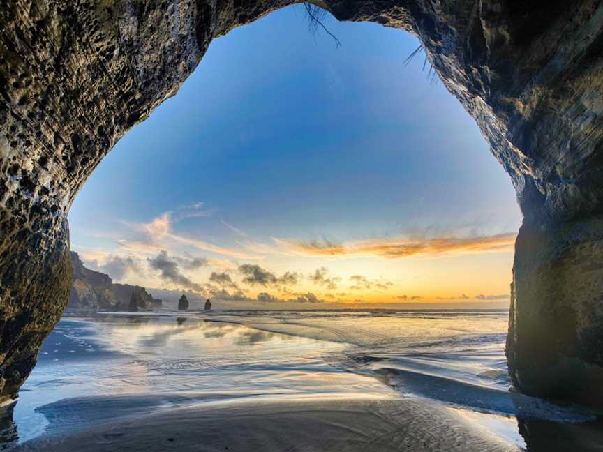 Elephant Rock (Hole in the Rock), New Plymouth, New Zealand