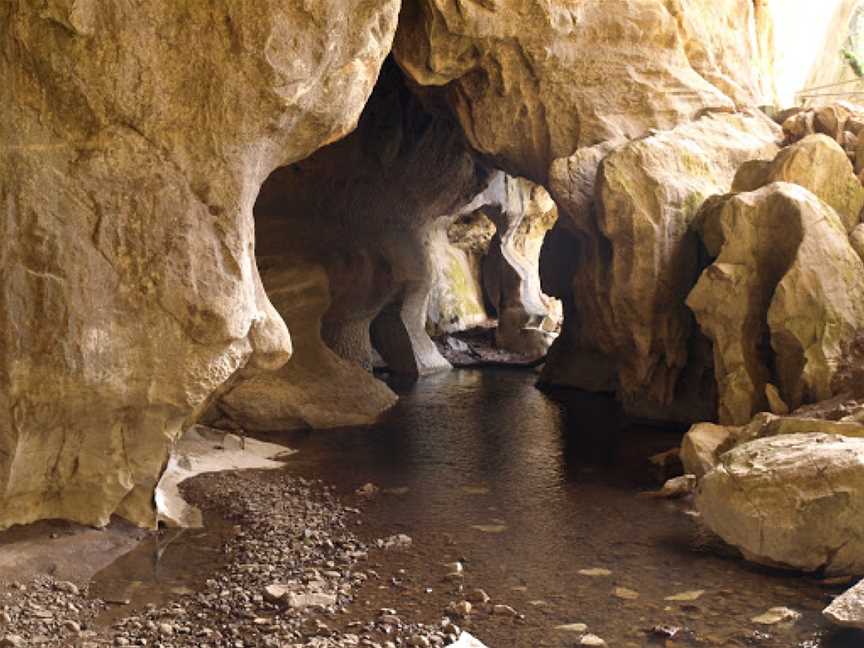 Victoria Arch walking track, Wombeyan Caves, NSW