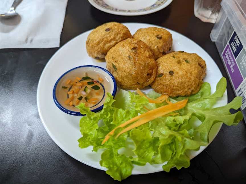 Family Thais: Lamom's Thai Tucker and Takeaway, Manunda, QLD