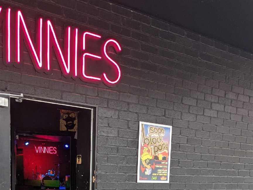 VINNIES DIVE BAR, Southport, QLD