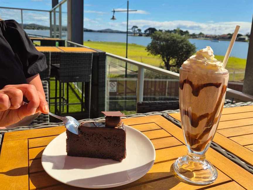 Cake and Milkshakes with Tamar River views