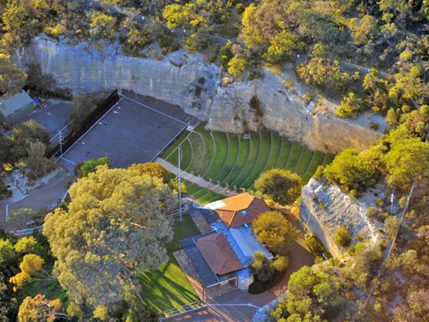 Quarry Amphitheatre, Local Facilities in City Beach