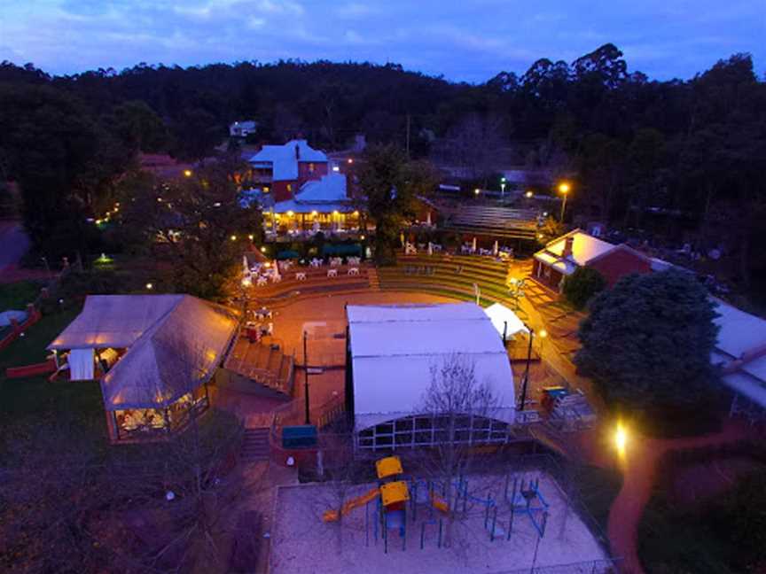 Mundaring Weir Hotel Amphitheatre, Local Facilities in Mundaring