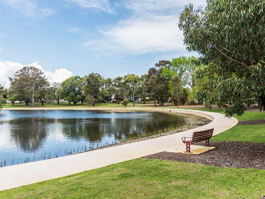 Lake Jualbup, Local Facilities in Shenton Park