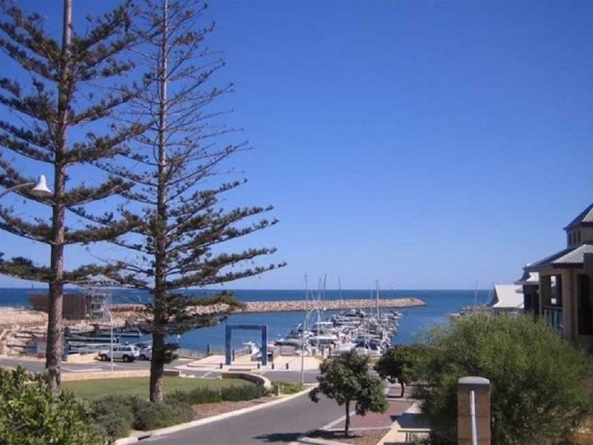 Salford Park, Local Facilities in Mindarie