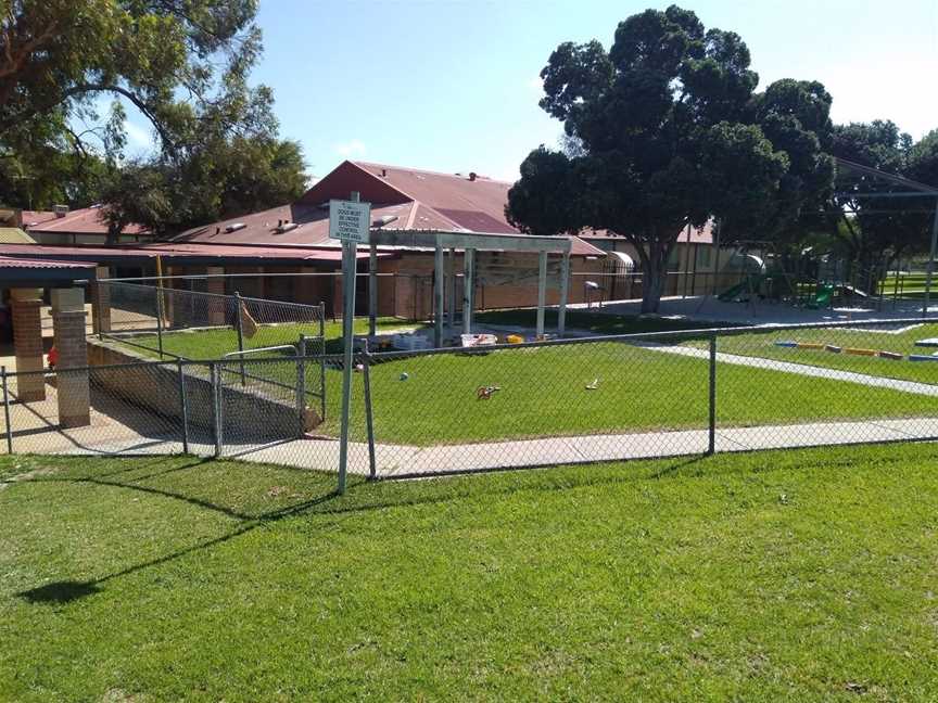 Gumblossom Park, Local Facilities in Quinns Rocks