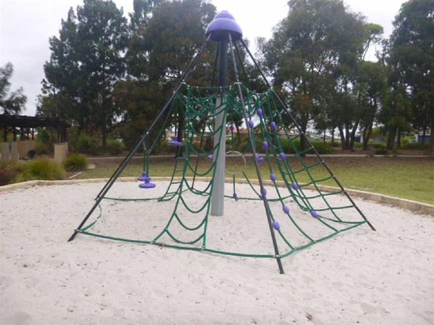 Parakeelya Park, Local Facilities in Banksia Grove