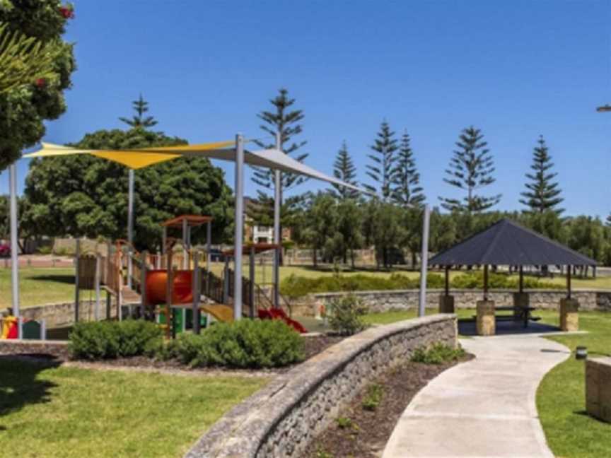 Halmstad Park, Local Facilities in Mindarie