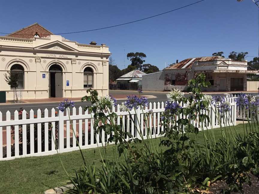 Pingelly Town Hall, Local Facilities in Pingelly