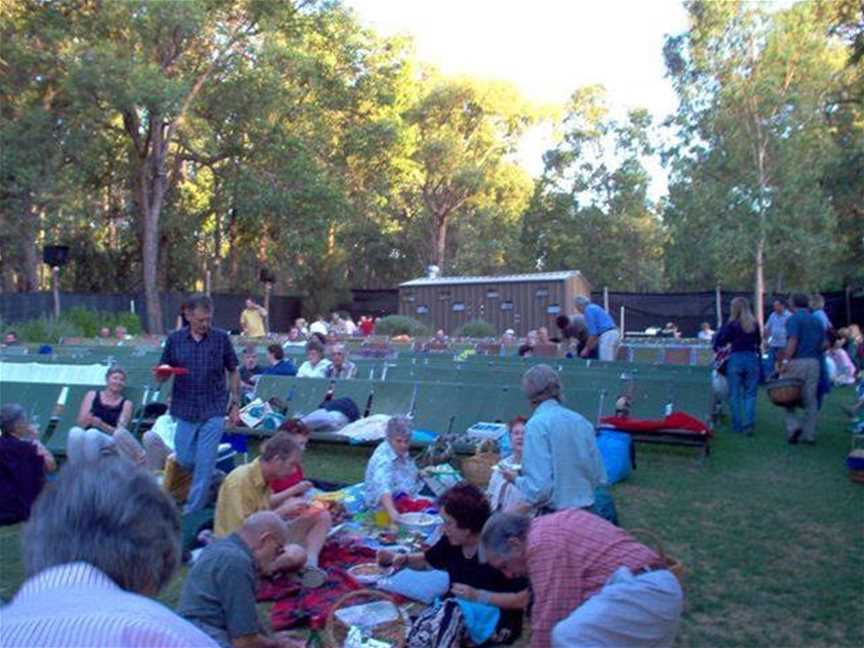 Kookaburra Outdoor Cinema, Local Facilities in Mundaring Weir