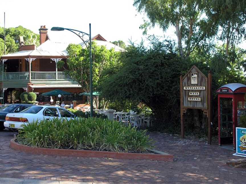 Mundaring Weir Hotel Amphitheatre, Local Facilities in Mundaring