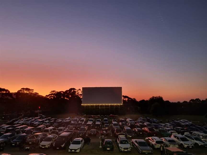 Dromana 3 Drive-In, Local Facilities in Dromana