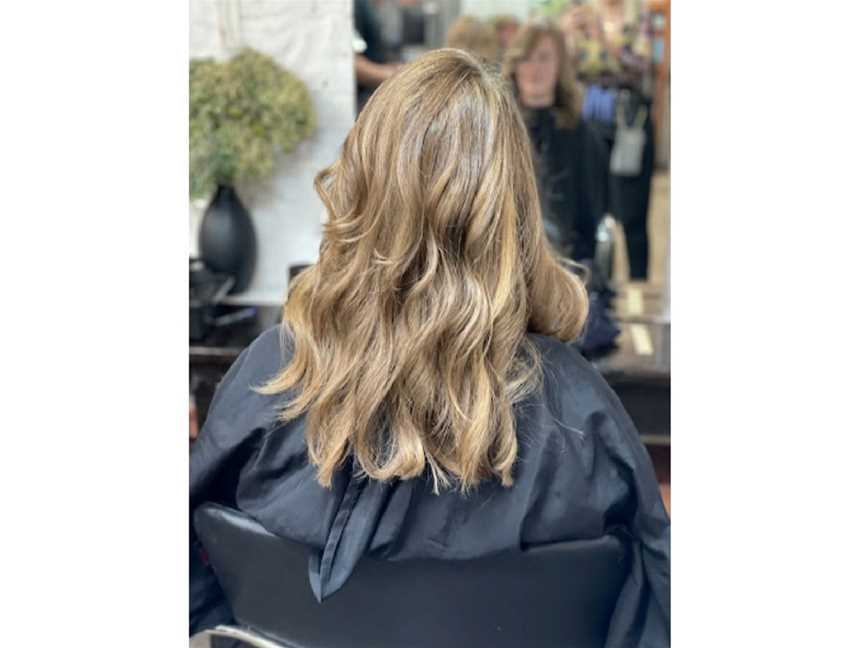 Expert hairdresser_hair color_balayage