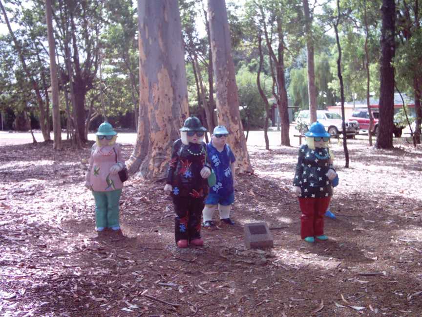 Mundaring park statues gnangarra.jpg