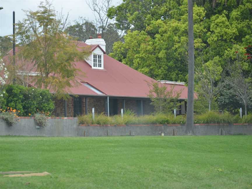 Mahogany Inne old building October 2013.JPG