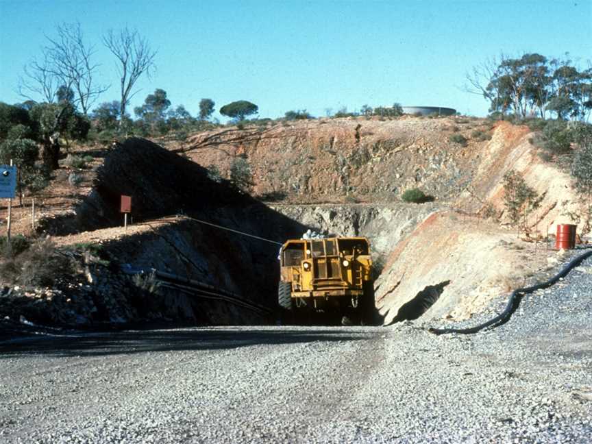 CSIRO ScienceImage 1226 Ore Truck at the Silver Swan Nickel Mine.jpg