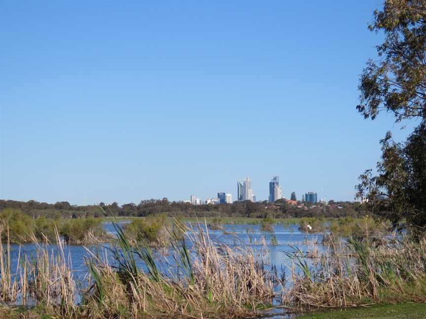 Western shore of Herdsman Lake, October 2021 03.jpg