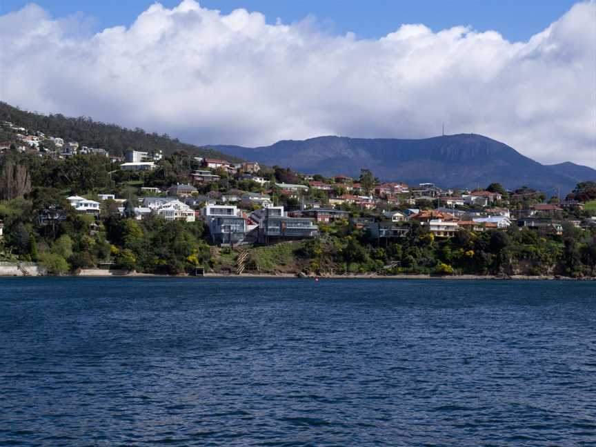 Taroona properties front Derwent River.jpg