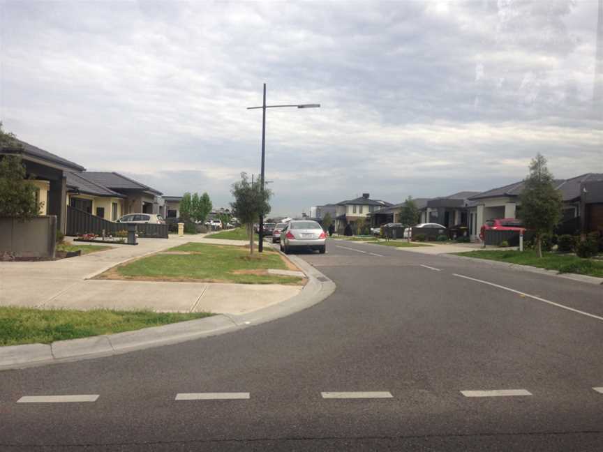 Entrance to residential estate, Craigieburn.jpg