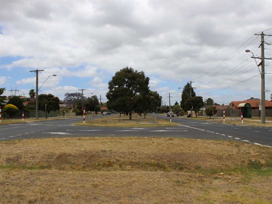 Median of Findon Road, Epping.jpg