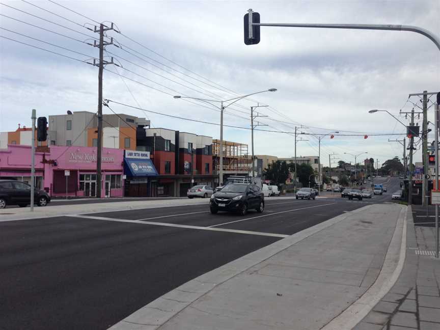 Forecourt of Ormond Railway Station.jpg