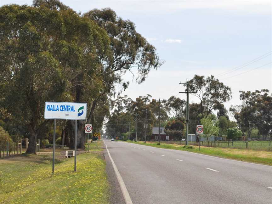 KiallaCentralTownEntrySign.JPG