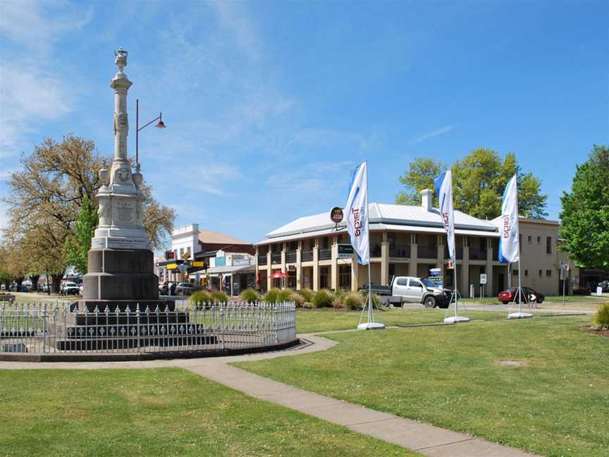 Mansfield Police Memorial and Mansfield Hotel.JPG