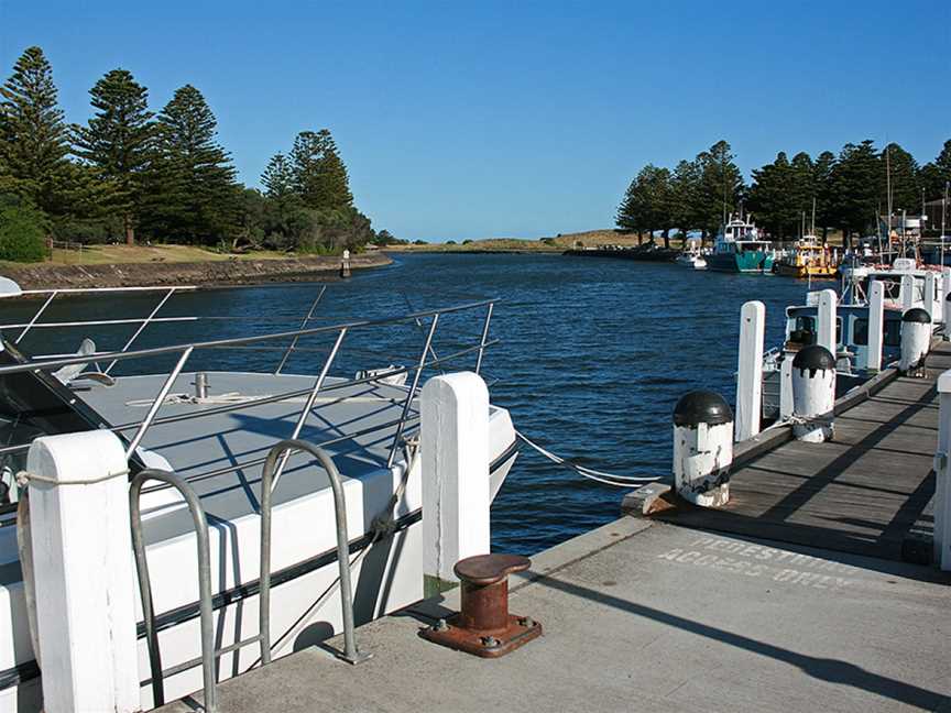 Moyne River CPort Fairy Clooking Sfrom Wbank C30.11.2009