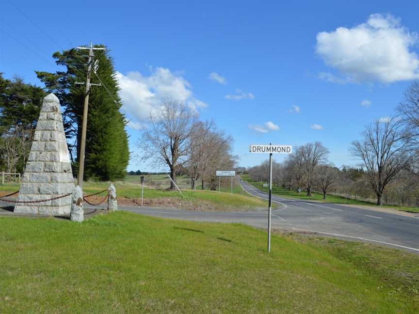 Drummond Town Entry Sign and War Memorial.JPG