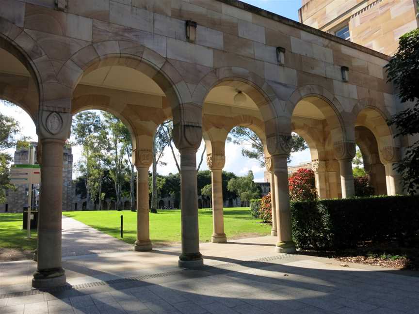 Coveredwalkwayatthesouthernedgeofthe Great Courtatthe Universityof Queensland July2015