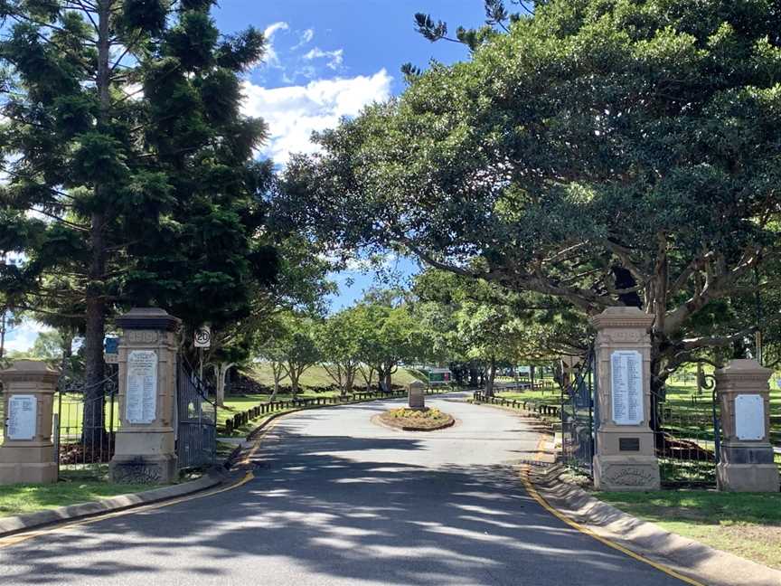 Marchant Park Memorial Gates, Chermside, Queensland 02.jpg