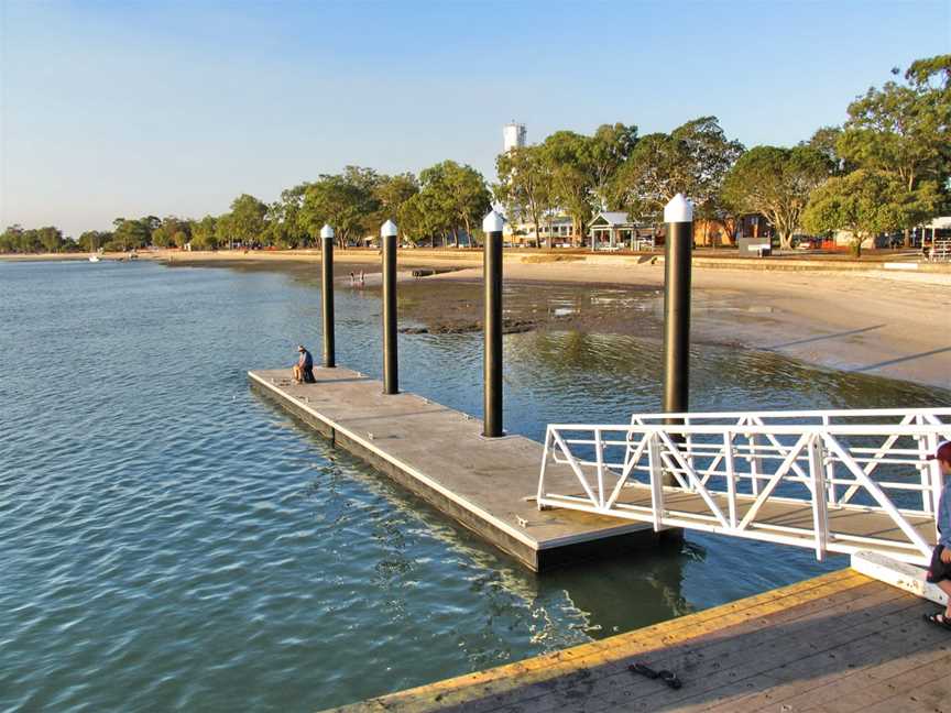 Bongaree Jetty looking north, 2006.jpg