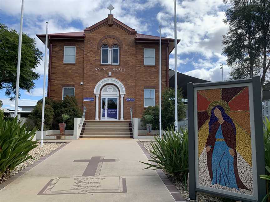 Brickschoolbuilding CSt Mary's Catholic School C202002