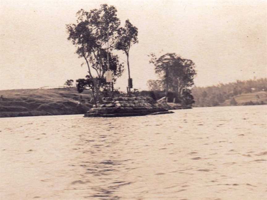 Manmadesandstonecairnat Seventeen Mile Rocksinthe Brisbane Rivercirca1940s