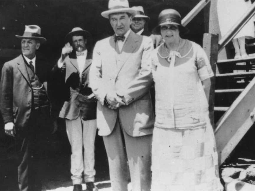 State Lib Qld1123678 Prime Minister CStanley Melbourne Bruceand Mrs Bruce Cat Emu Park Cca1920s