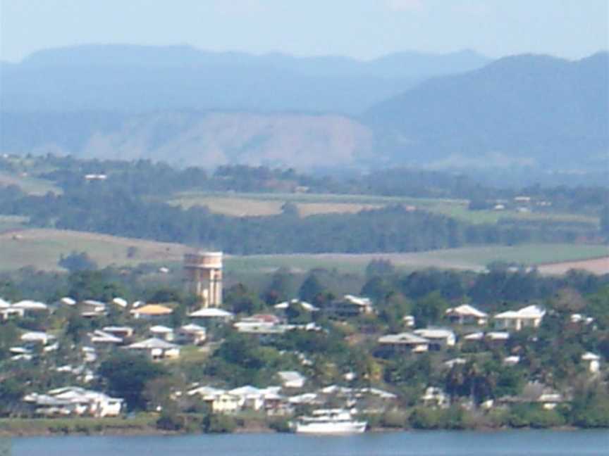 Innisfail Water Tower, a landmark in Innisfail, 2005.JPG