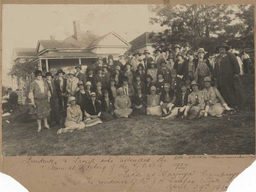 Womenattendingtheannualmeetingofthe Queensland Country Women's Associationat Cambooya1927